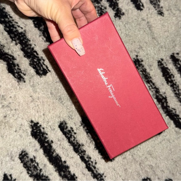 Empty box - Picture 2 of 4